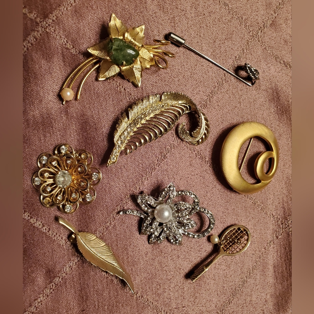 Lot of 12 various jeweled broaches/ pins